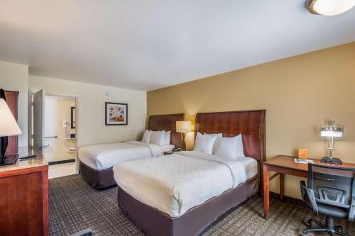 Ένα ή περισσότερα κρεβάτια σε δωμάτιο στο Clarion Inn & Suites Central Clearwater Beach