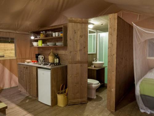 塞尼加利亞的住宿－Tenuta Tredici Ulivi，客房内设有带卫生间和盥洗盆的浴室