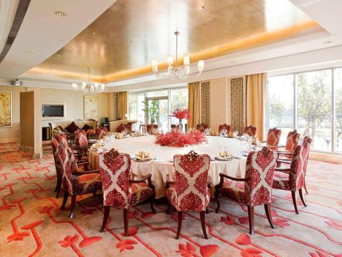 a dining room with a large table and chairs at Fairmont Yangcheng Lake in Kunshan
