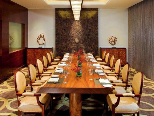 a large conference room with a long table and chairs at Fairmont Yangcheng Lake in Kunshan
