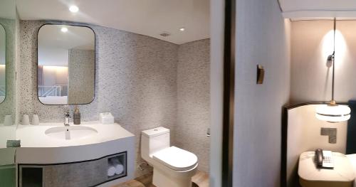 Bilik mandi di Mercure Surabaya Manyar