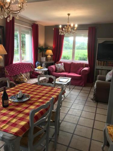riverside house في Fressin: غرفة معيشة بها طاولة وأريكة