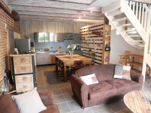 un salon avec un canapé et une table dans l'établissement Gîte l ´écurie à la campagne, à Flines-lès-Mortagne