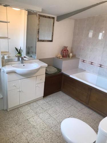 Ένα μπάνιο στο riverside house