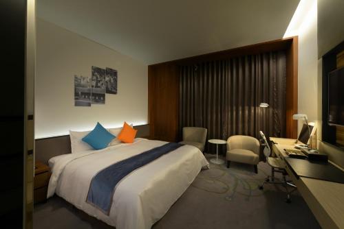 Μια τηλεόραση ή/και κέντρο ψυχαγωγίας στο Golden Tulip Glory Fine Hotel