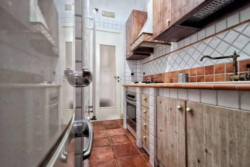 Кухня или мини-кухня в Behind the sea - Appartamento per famiglie e amici

