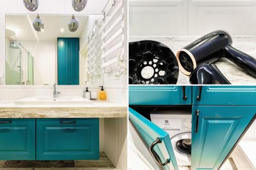 un bagno con armadi blu e lavatrice e asciugatrice di Apartament Turkusowy a Zamość