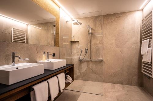 Ett badrum på Hotel Mont Floris Obereggen