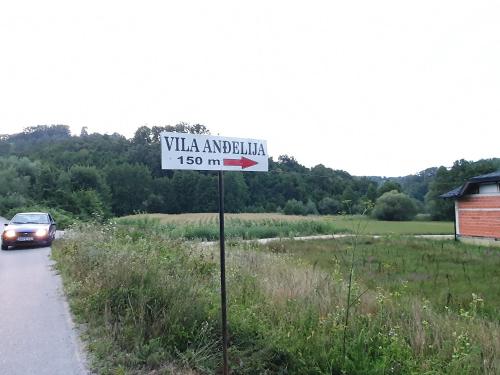 een straatnaambord aan de zijkant van een weg bij Vila Anđelija in Velika Kladuša