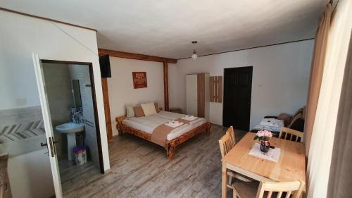 ein kleines Zimmer mit einem Bett, einem Tisch und einem Tisch in der Unterkunft Ati&Hanna2 in Praid