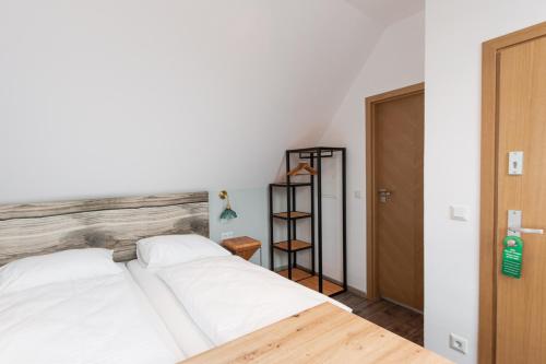 Кровать или кровати в номере Living inStein