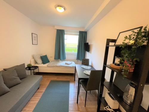 ein Wohnzimmer mit einem Sofa und einem Tisch in der Unterkunft Apartment All you need in Göttingen
