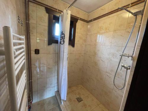 y baño con ducha y cortina de ducha. en Balu, en Borzont