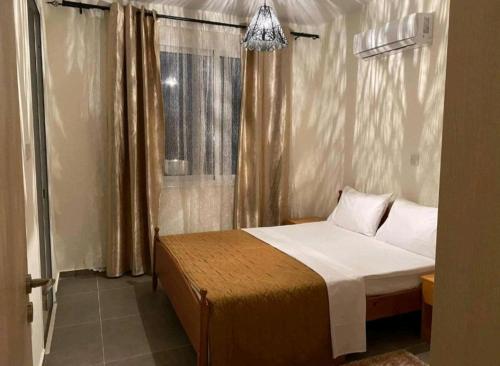 um quarto com uma cama e uma janela em Polis Chrysochous Apartment em Pólis
