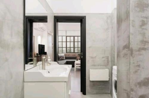Fashionable Base in Central Athens in the Old Tailor Factory tesisinde bir banyo