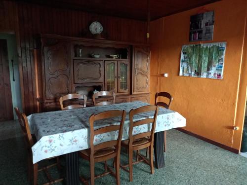 tavolo da pranzo con sedie, tavolo e tavolo di Gite familial à proximité d'une mini ferme a Saint-Haon