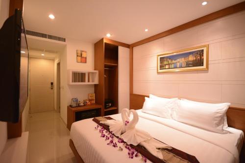Кровать или кровати в номере The Patong Center Hotel