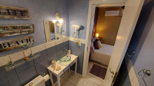 ein kleines Badezimmer mit Waschbecken und Spiegel in der Unterkunft Pousada VistaCalma in Praia do Rosa