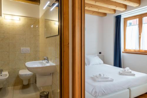 y baño con cama, lavabo y aseo. en Residence Garibaldi, en Trieste