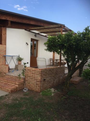 une maison avec un mur en briques et une terrasse dans l'établissement Agriturismo Le Terre Di Zoe', à Limbadi