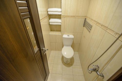 a small bathroom with a toilet and towels at 高雄市包棟民宿-高雄寵物友善民宿-高雄阿爾兔兔民宿-Rabbit house in Kaohsiung