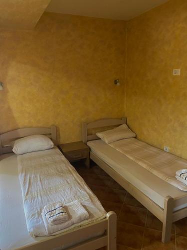 Postel nebo postele na pokoji v ubytování Apartments & Camp Stanišić
