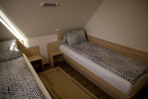 ein kleines Zimmer mit einem Bett und einem Sofa in der Unterkunft Casa de oaspeți Csomortáni vendégház in Şoimeni