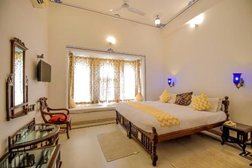 Katil atau katil-katil dalam bilik di Hotel Devraj Niwas on Lake Pichola