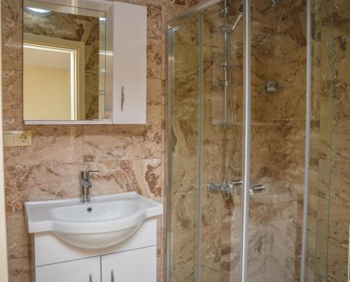 a bathroom with a sink and a shower at KURT OTEL in Degirmen