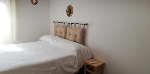 - une chambre avec un lit blanc et une petite table dans l'établissement Villa De Felice, à Albanella