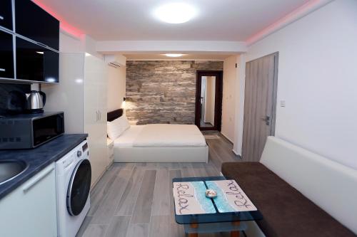 um pequeno quarto com uma cama e uma cozinha em Deluxe 2 Studios City Center em Burgas