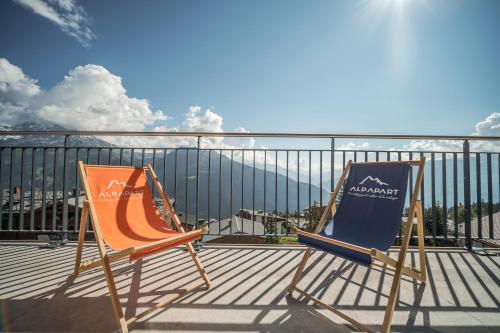 - deux chaises assises au-dessus du balcon dans l'établissement Sky La Rosière by Alpapart, à La Rosière