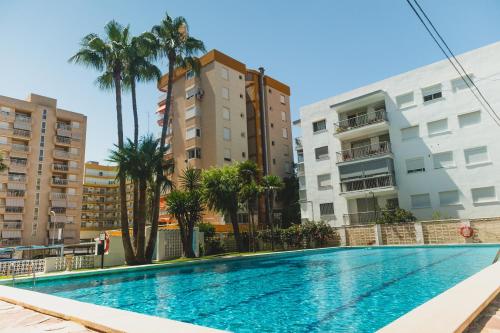 สระว่ายน้ำที่อยู่ใกล้ ๆ หรือใน Nuevo apartamento en Gandía con vistas al mar
