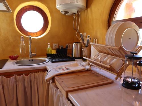 a kitchen with a sink and a counter with a mirror at Associação Quinta das Relvas in Branca
