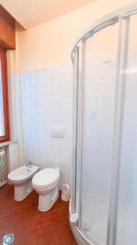 a bathroom with a toilet and a shower at 4 Venti in Curtatone