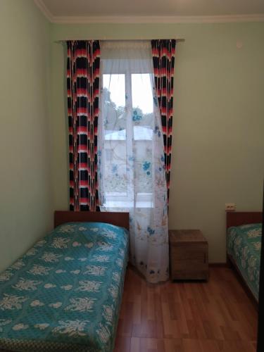 um quarto com uma cama e uma janela em Barbara em Mestia