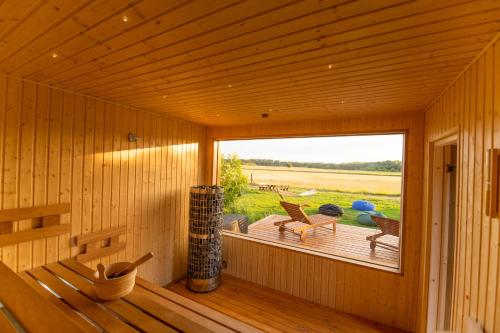 Holzzimmer mit einem großen Fenster in einer Hütte in der Unterkunft Natura Apartman Tiszafüred in Tiszafüred