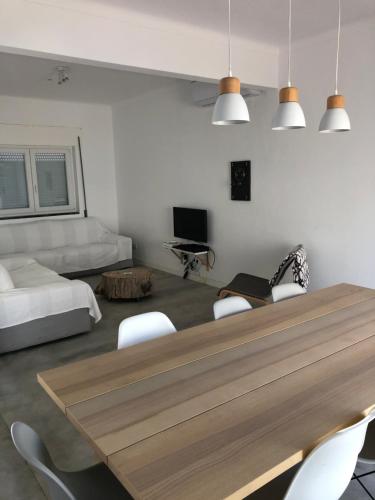 Habitación con mesa, sillas y cama en Sunshine Patio Getaway, en Vila Nova de Milfontes