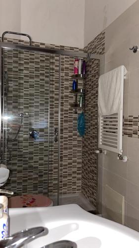 a bathroom with a shower with a sink and a shower at B&B Nonna Ninina in Olevano sul Tusciano