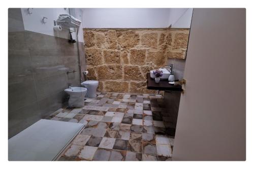 a bathroom with a shower and a toilet and a sink at Morfeo Charming Rooms & Relax in Avola