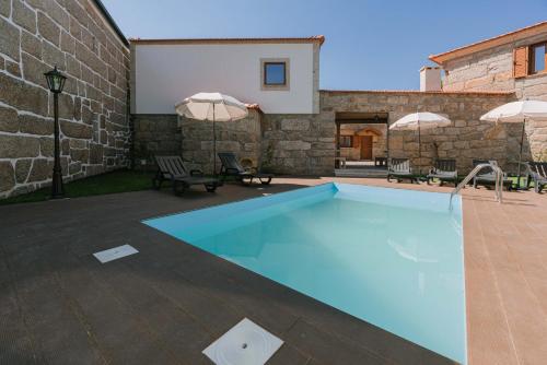 Bazén v ubytování Casinhas de Vilar nebo v jeho okolí