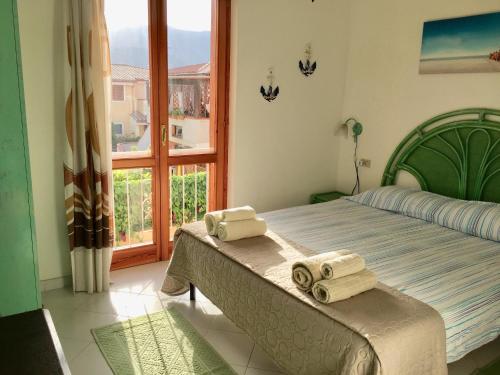 sypialnia z łóżkiem z dwoma ręcznikami w obiekcie La conchiglia w mieście Villasimius