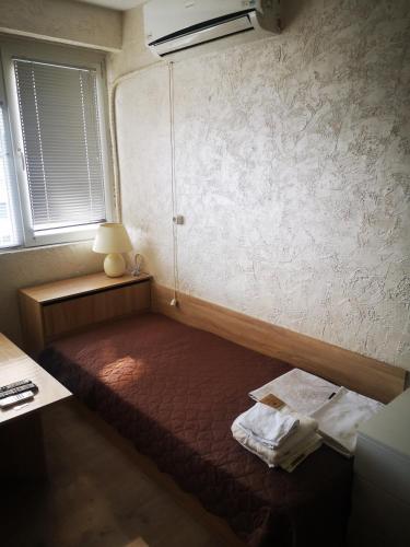 een klein bed in een kleine kamer met een raam bij Studio- Krasi in Varna