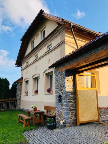 a building with a picnic table in front of it at Selská chalupa Anetka in Horšovský Týn