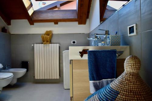 baño con lavabo, aseo y radiador en Kibilù - Via Orrigoni Centro Città, en Varese