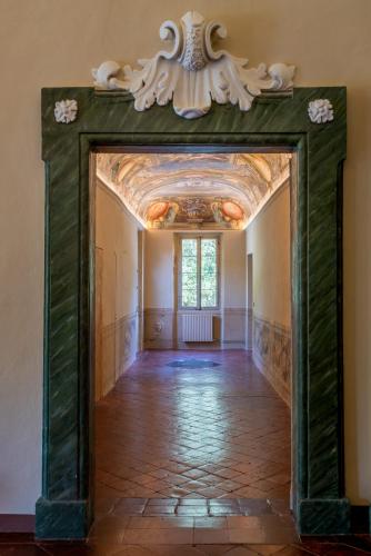 an entrance to a room with a ceiling at Villa Cattani Stuart XVII secolo in Pesaro
