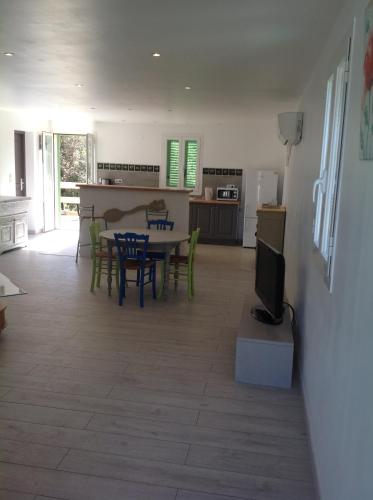 une cuisine et une salle à manger avec une table et des chaises dans l'établissement Apartement Alba Oletta, à Oletta