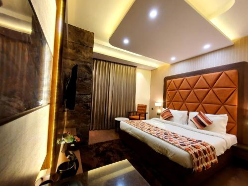 a bedroom with a large bed in a hotel room at Hotel Makhan Residency in Amritsar