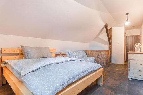 Postel nebo postele na pokoji v ubytování Buškovský mlýn 1580