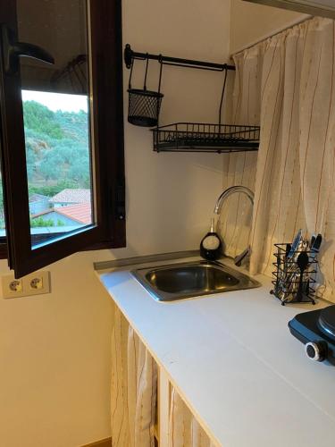 un bancone della cucina con lavandino e finestra di Casas Rurales Prunus avium a Caminomorisco